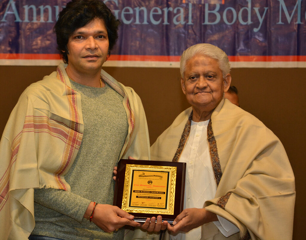 Renowned flautist Shri Rakesh Chaurasiya being presented the Outstanding Musician Award by Shari Pyarelal Sharma