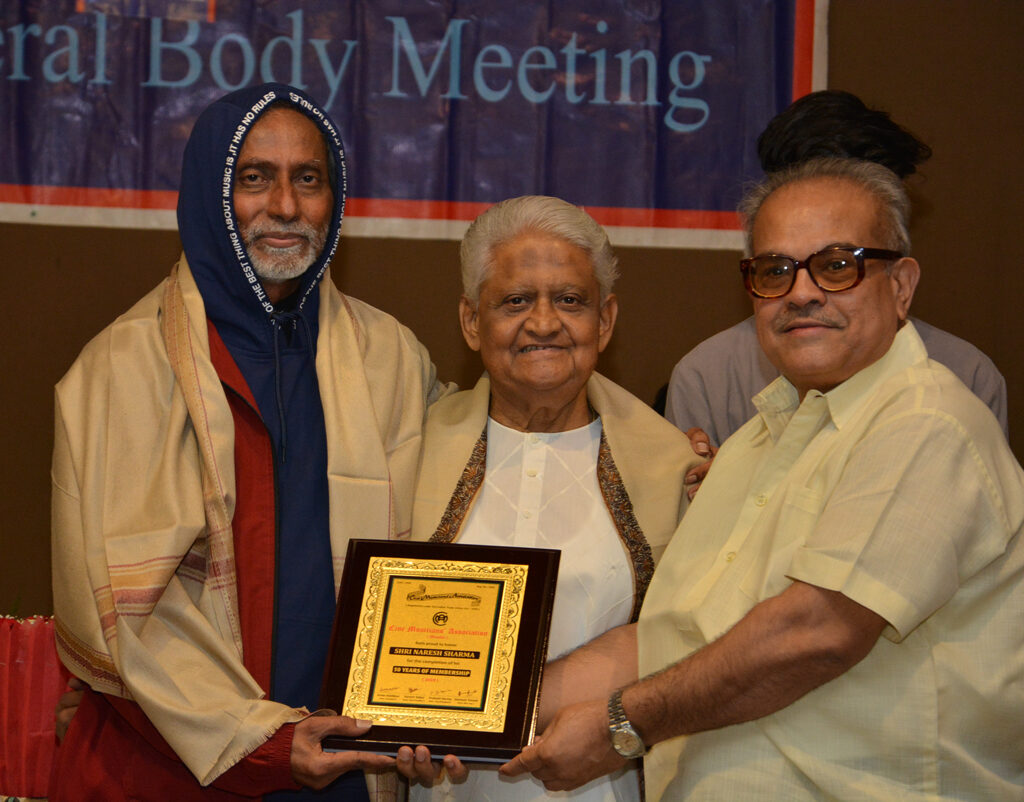 Shri Pyarelal Sharma being flanked by prominent arrangers Shri Naresh Sharma and Shri Amar Haldipur